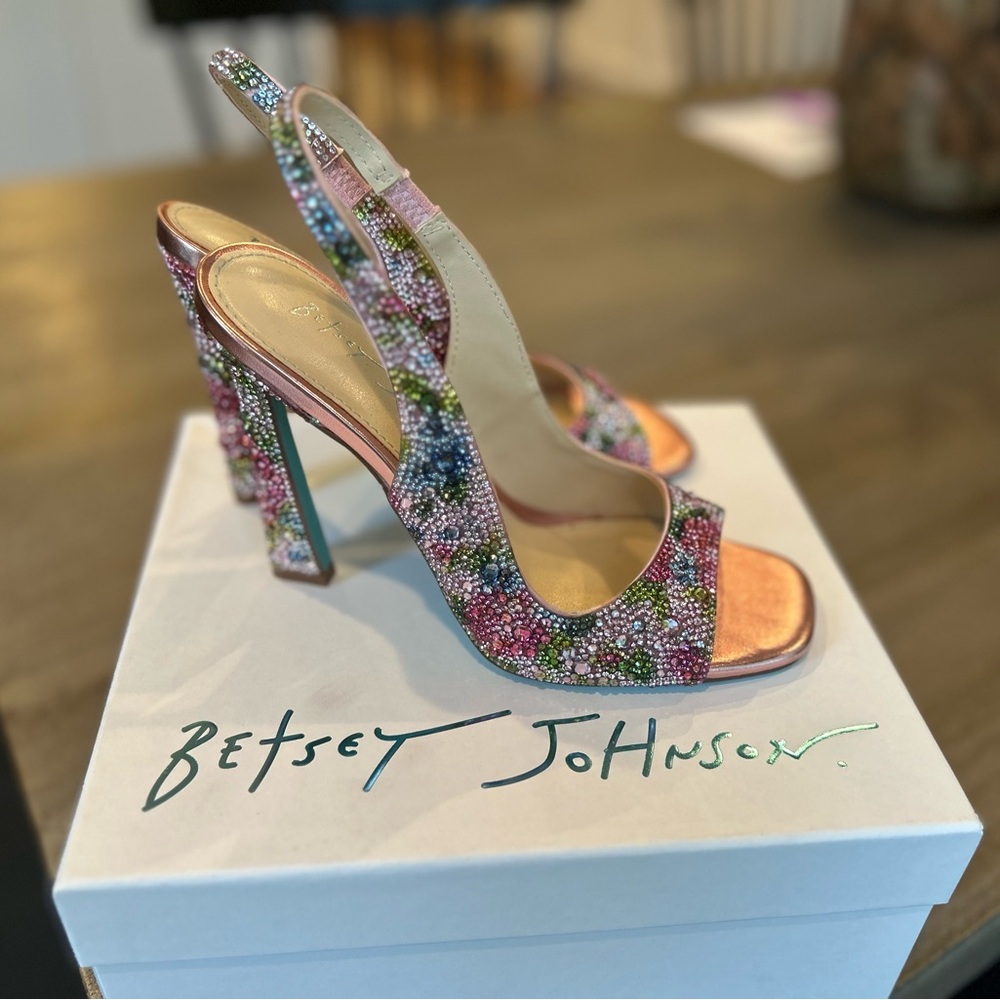 Betsy Johnson Mina Floral Multi heels 6.5
